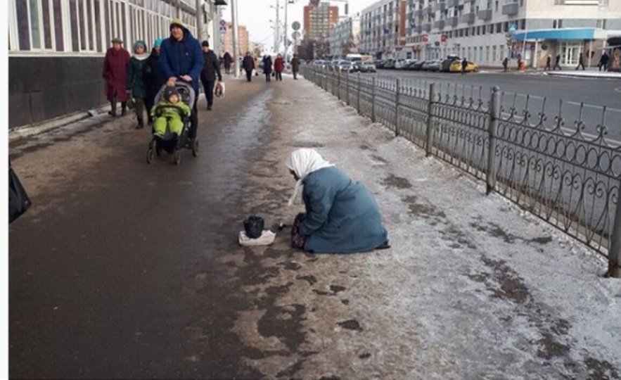 Между жителями Уфы завязался серьезный спор из-за фото сидящей на снегу бабушки