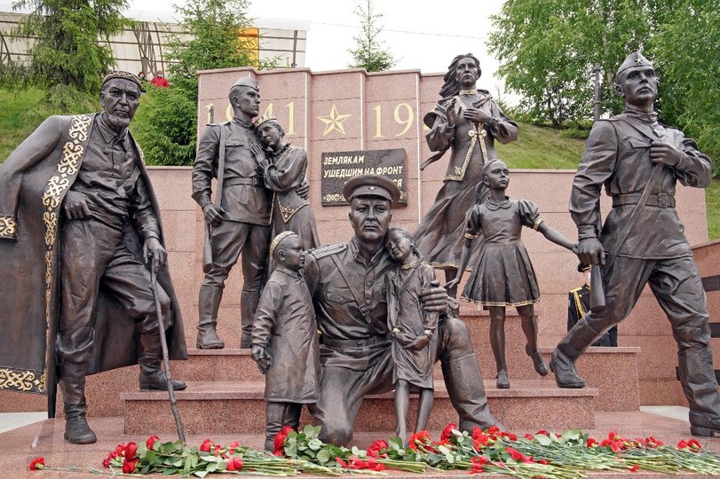 В Уфе открыли памятник ушедшим на фронт землякам