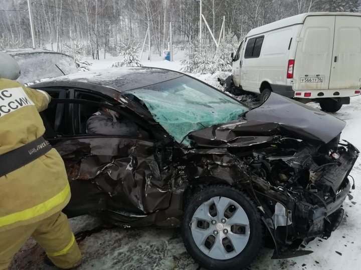 В Башкирии столкнулись ГАЗель и Hyundai Solaris: Пассажира из иномарки вытаскивали спасатели
