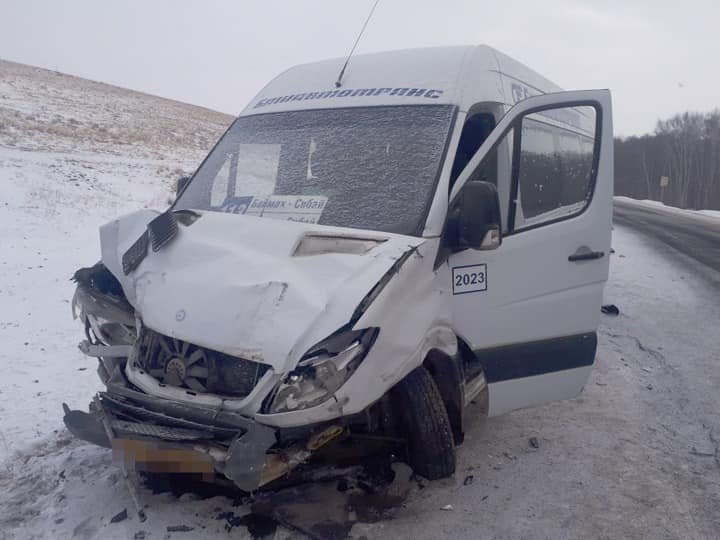 В Башкирии в ДТП с маршруткой погиб человек