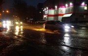 В Уфе затопило улицу. Видео