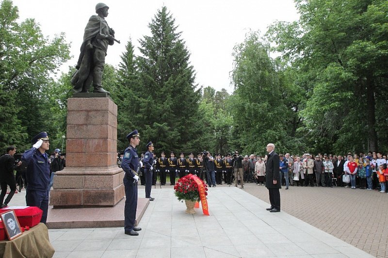Рустэм Хамитов возложил цветы к памятнику Александру Матросову