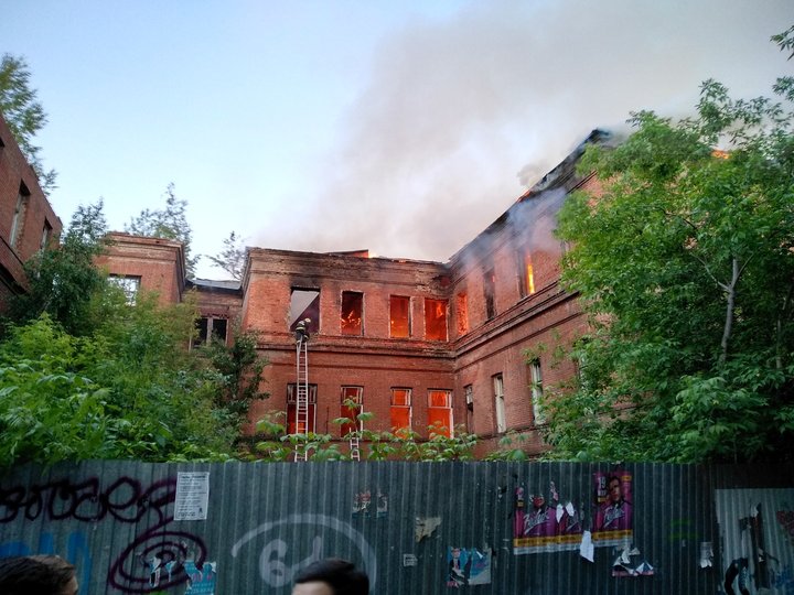 Власти Уфы хотят запретить парковку и пешеходную галерею около горевшего дома на улице Карла Маркса 