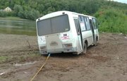 Под Уфой в грязи засел пассажирский автобус