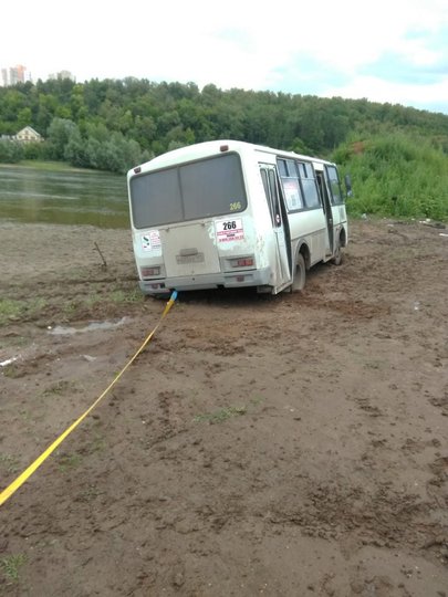 Под Уфой в грязи засел пассажирский автобус