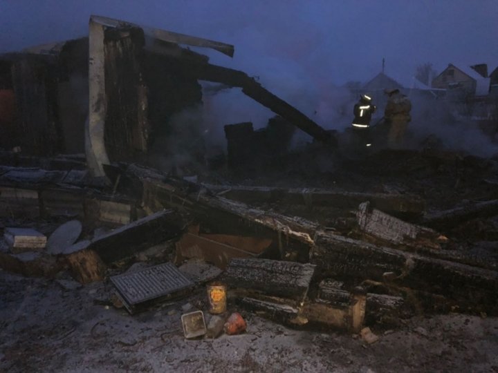 В Башкирии при пожаре в частном доме погибли два человека