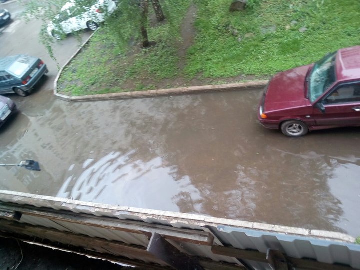 «Остается лишь лодку купить»: В Уфе из-за сильных дождей затопило одну из улиц