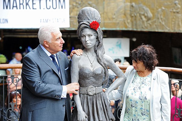 В Лондоне открылся памятник Эми Уайнхаус