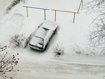 В мэрии прокомментировали грядущую уборку снега в «забитых машинами» дворах