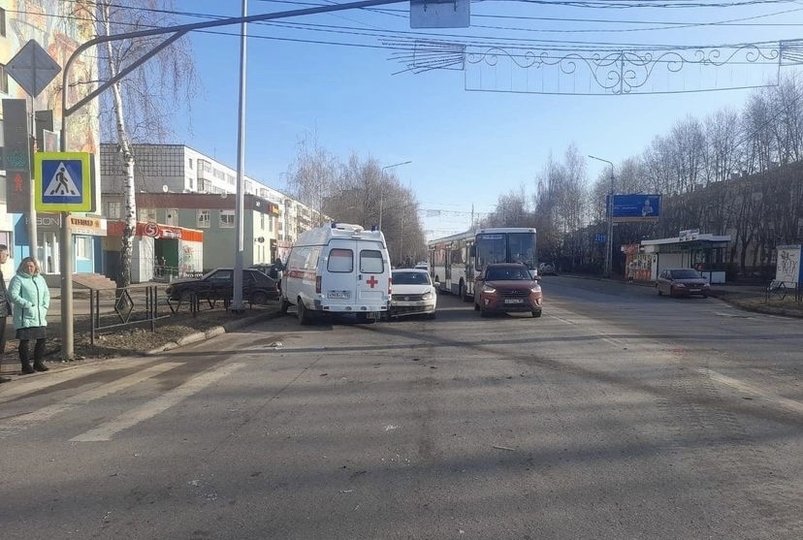 В Башкирии на перекрестке скорая протаранила две машины