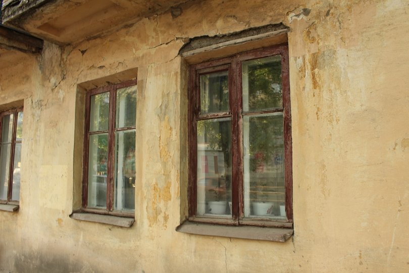 «Камни с потолка выпадают, в комнатах обитают термиты»: Уфимцы просят расселить их из аварийного жилья