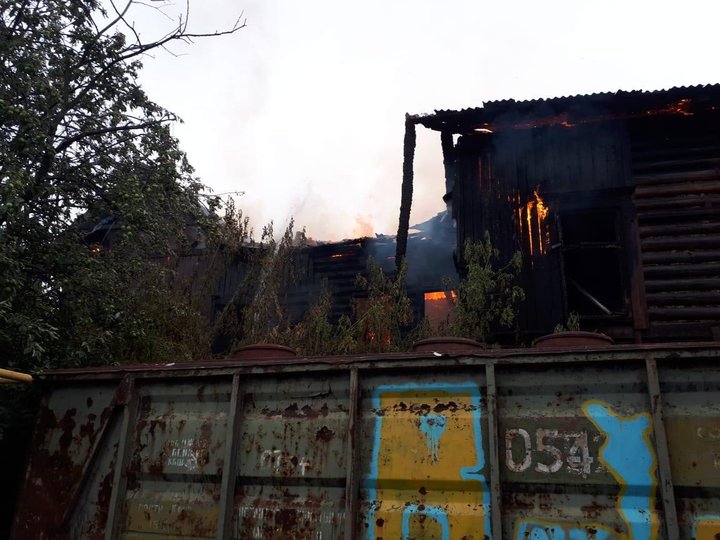 В Уфе пожар в деревянном бараке тушили 40 человек