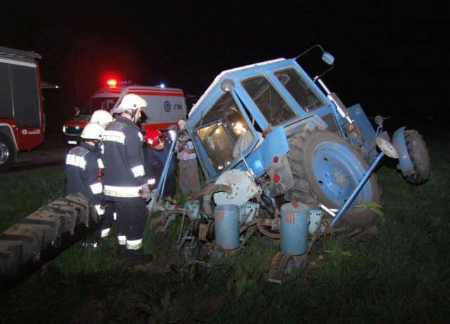 В Башкирии перевернулся трактор, тракторист погиб