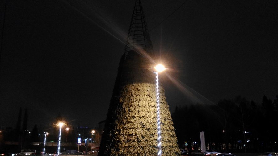 В Уфе устанавливают первую новогоднюю елку
