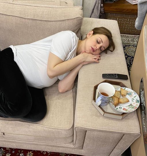 Радий Хабиров опубликовал семейную фотографию со спящей женой