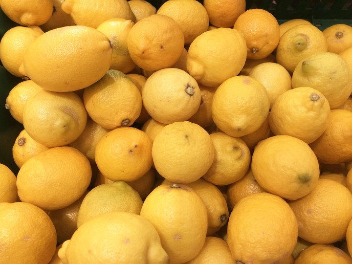 Названы целебные свойства воды с лимоном