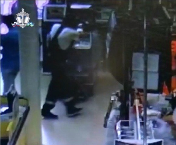 В Уфе мужчина украл из супермаркета банкомат с 2,5 млн рублей