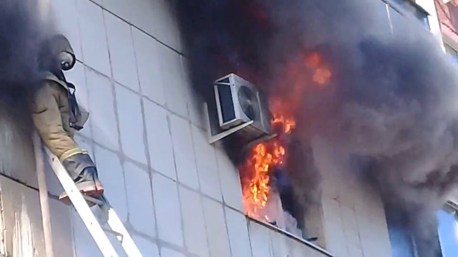 В Башкирии произошёл страшный пожар в многоэтажке – Пожилая женщина оказалась заперта в горящей квартире