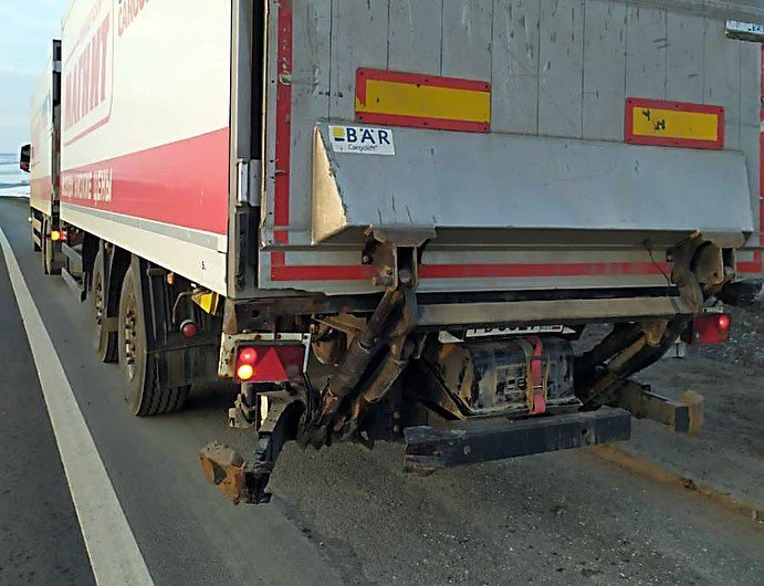 В Башкирии на трассе легковушка влетела в грузовик с прицепом