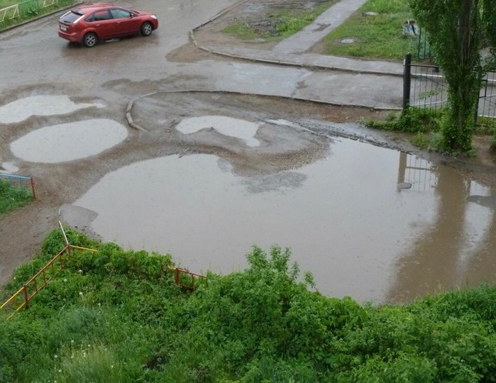 В Уфе из-за сильных дождей затопило одну из улиц 
