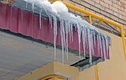 В Уфе на 7-летнюю девочку обрушился снег с козырька балкона