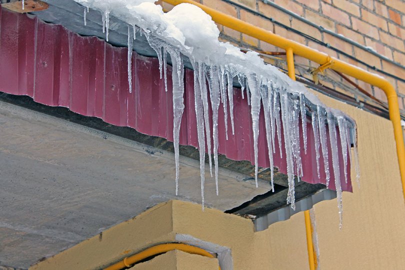 В Уфе на 7-летнюю девочку обрушился снег с козырька балкона
