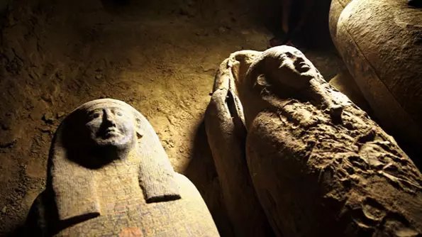 Археологи обнаружили 27 запечатанных саркофагов в Египте