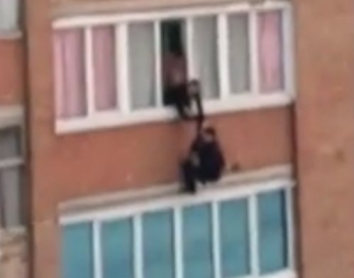 Видео: В Башкирии мужчина пытался выброситься из окна