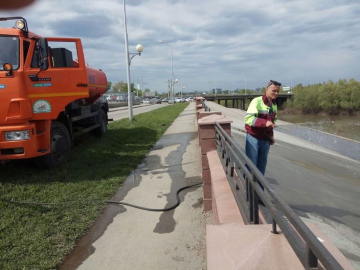 Коммунальщики продолжают очищать от мусора набережную реки Уфа