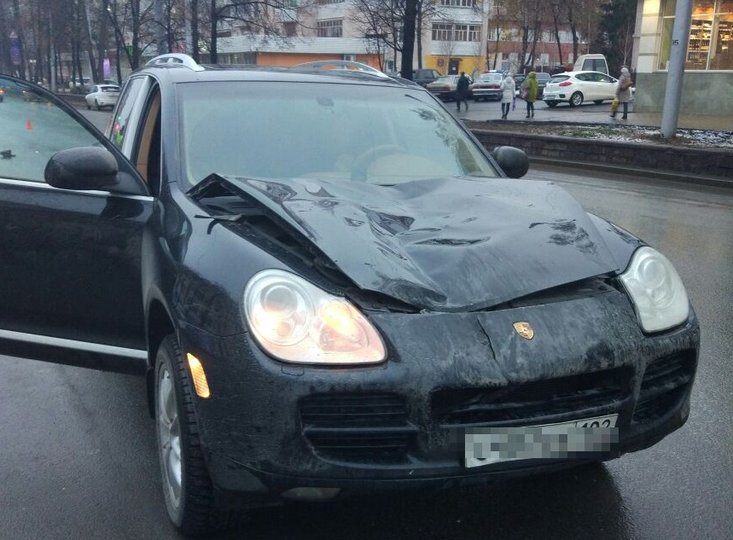 Момент смертельного наезда Porsche на пешехода в Уфе попал на видео