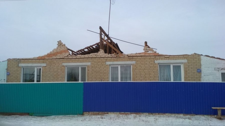 В Башкирии сильный ветер сорвал крышу жилого дома