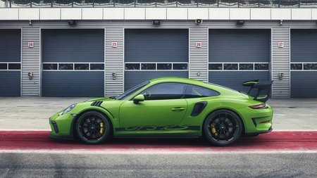 Снимки мощнейшего Porsche 911 GT3 RS опубликовали в СМИ