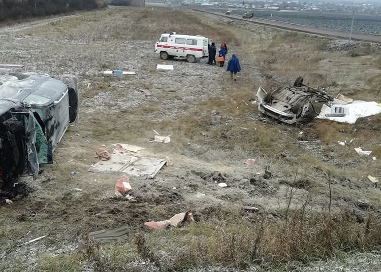 В Башкирии на перекрестке Toyota Land Cruiser улетела в кювет после столкновения с Lada Vis