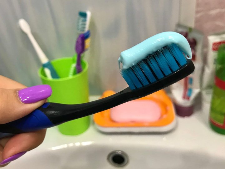 Стоматолог предостерёг об опасности неправильного хранения зубных щёток