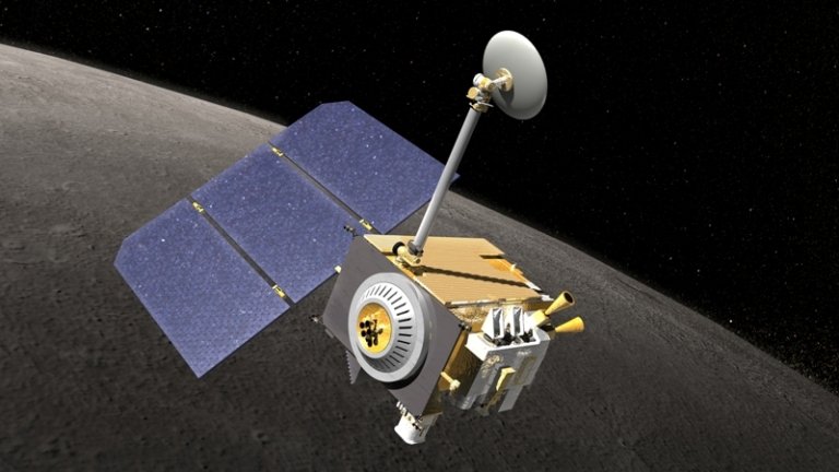 Орбитальный лунный аппарат NASA попал под метеоритный «обстрел» 