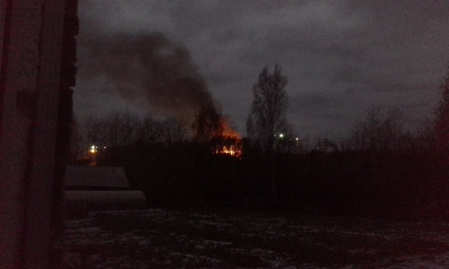 В Уфе загорелось здание бывшей автобазы