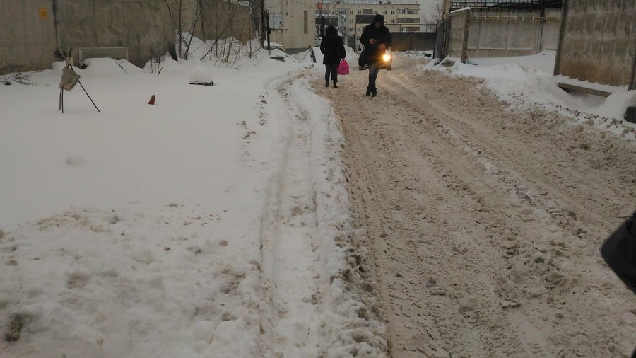 Город обездвижен: Фото сегодняшнего снежного апокалипсиса в Уфе
