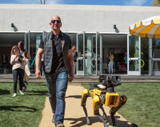 Глава Amazon выгулял свою новую собаку-робота