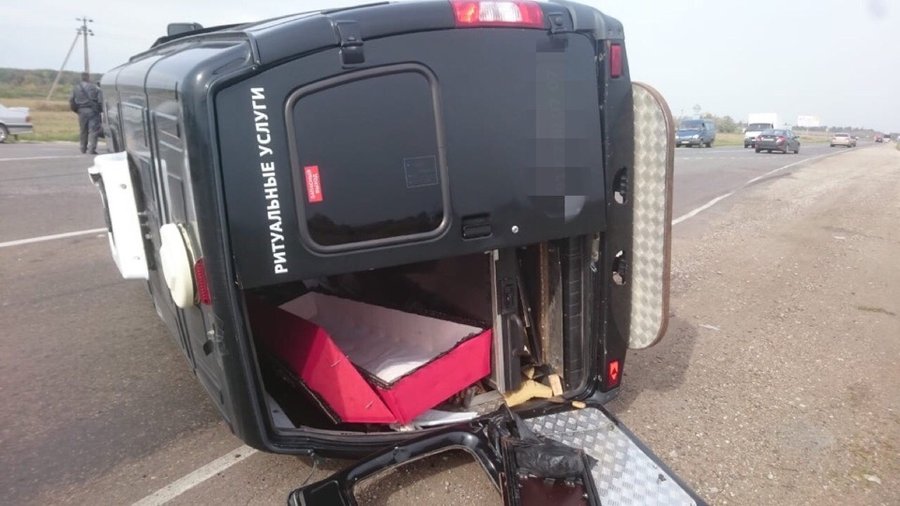 В Башкирии в серьезной аварии перевернулась машина с гробом 