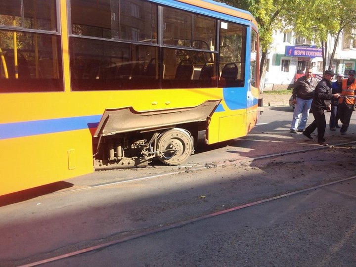 В Уфе из-за поврежденного рельса с пути сошел трамвай