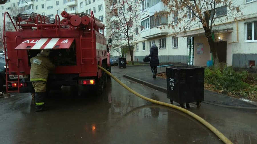 Сегодня в Уфе из-за пожара на 7 этаже жилого дома эвакуировали 18 человек, двое молодых людей получили ожоги