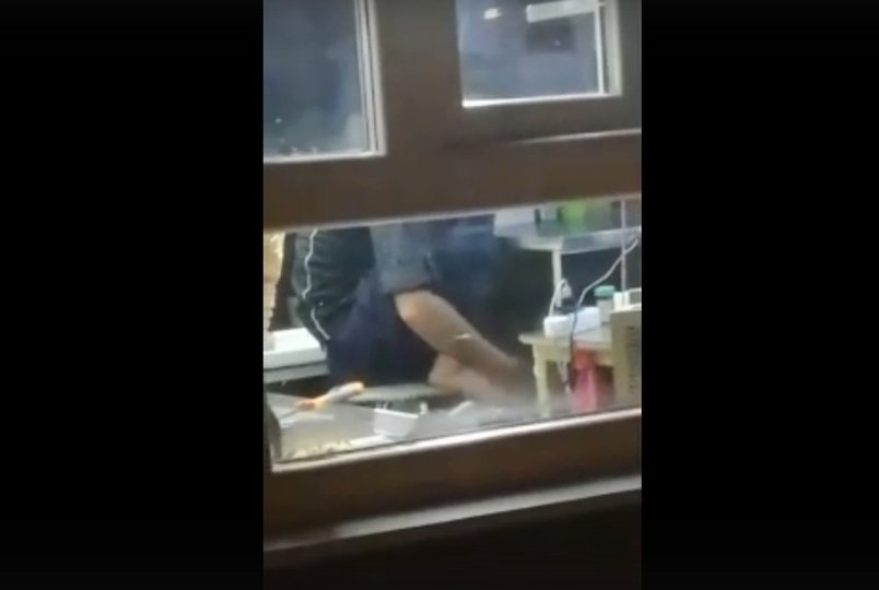 В Башкирии работник шаурменной мыл ноги и стриг ногти возле рабочего стола