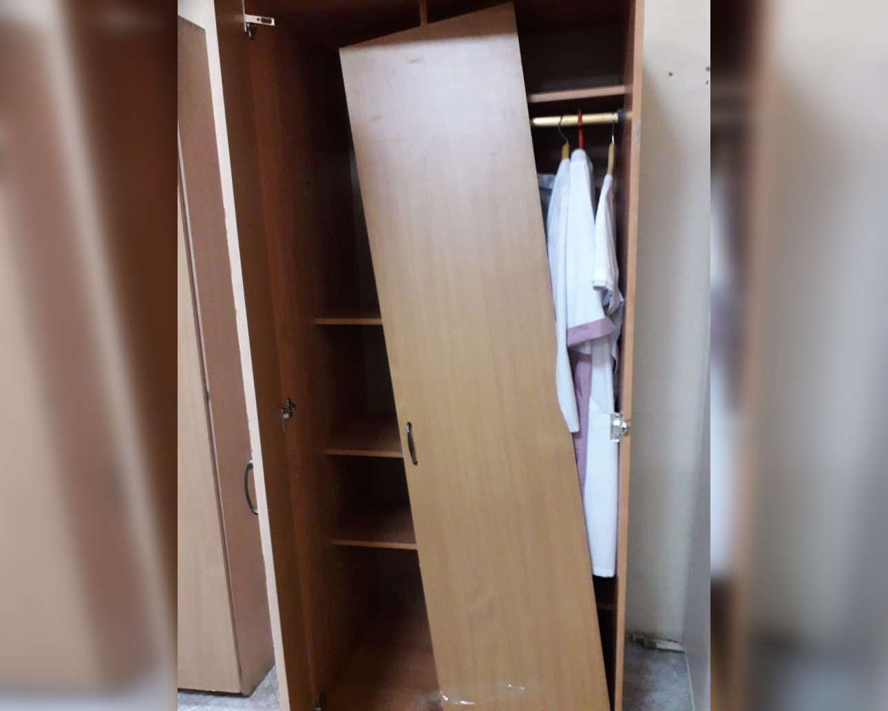 Сломанный шкаф для одежды