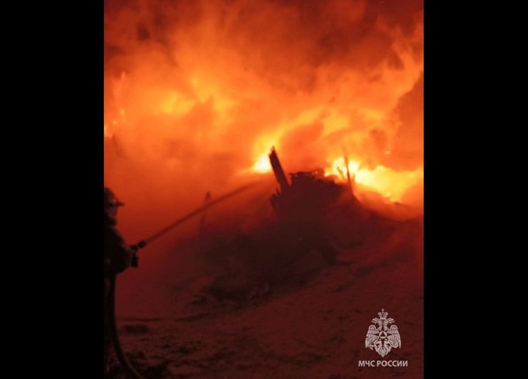 В Иглинском районе Башкирии ночью произошел большой пожар