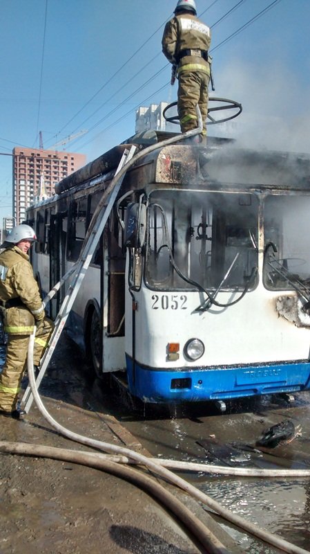 Окончание троллейбусный возгорание блистательный. В Уфе сгорел троллейбус. Уфа 2016 троллейбус пожар.