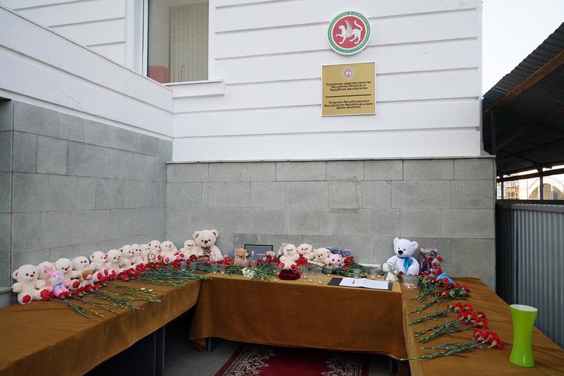 Жители Уфы несут цветы к представительству Татарстана в память о жертвах стрельбы в казанской школе