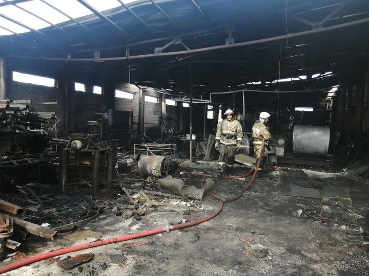 В Башкирии сгорело большое производственное здание