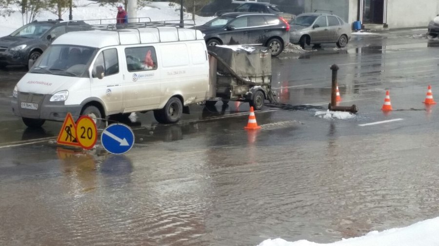 В Уфе около Конгресс-холла произошла утечка воды