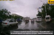 Видео: на проспекте Октября в Уфе маршрутка врезалась в столб