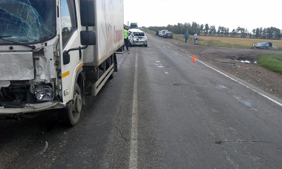В Башкирии столкнувшаяся с фургоном иномарка врезалась во встречный грузовик